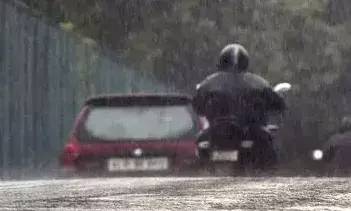 തെക്കന്‍ തമിഴ്നാട് തീരത്തിന് മുകളില്‍ നിലനില്‍ക്കുന്ന ചക്രവാതച്ചുഴി; സംസ്ഥാനത്ത് വിവിധയിടങ്ങളില്‍ മഴ തുടരും