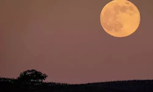 ഇന്ന് ആകാശത്ത് നോക്കിയാൽ ഒരു അത്ഭുതം കാണാം; പുതുവർഷം പിറന്നതും ചന്ദ്രന് ഭൂമിയോട് കൂടുതൽ അടുക്കാൻ മോഹം; 2026 -ലെ ആദ്യ വുൾഫ് സൂപ്പർ മൂൺ കാണാനൊരുങ്ങി ശാസ്ത്രലോകം