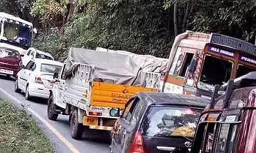 അവധിക്കാലം കഴിഞ്ഞതും താമരശ്ശേരി ചുരത്തിൽ വീണ്ടും ട്രാഫിക് ബ്ലോക്ക്; റോഡിൽ വാഹനങ്ങളുടെ നീണ്ട നിര; മണിക്കൂറുകൾ വലഞ്ഞ് യാത്രക്കാർ