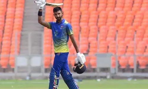 മിന്നും ഫോമിൽ ദേവ്ദത്ത് പടിക്കൽ; അഞ്ച് മത്സരങ്ങളിൽ നാല് സെഞ്ചുറി;വിജയ് ഹസാരെയിൽ ഏറ്റവും കൂടുതൽ സെഞ്ചുറി നേടിയ താരങ്ങളുടെ പട്ടികയിൽ മൂന്നാമത്