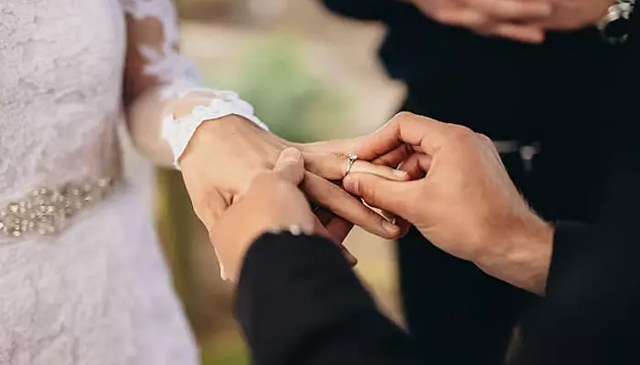 കല്യാണം കഴിക്കാൻ മെഡിക്കൽ പരിശോധന നിർബന്ധമാക്കി ഒമാൻ; എല്ലാ പൗരന്മാർക്കും നിർദ്ദേശങ്ങൾ നൽകി അധികൃതർ; പുതിയ നിയമം പ്രാബല്യത്തിൽ കല്യാണം കഴിക്കാൻ മെഡിക്കൽ പരിശോധന നിർബന്ധമാക്കി ഒമാൻ; എല്ലാ പൗരന്മാർക്കും നിർദ്ദേശങ്ങൾ നൽകി അധികൃതർ; പുതിയ നിയമം പ്രാബല്യത്തിൽ