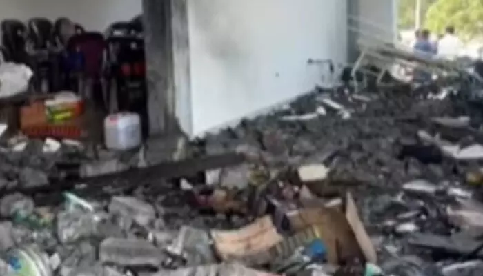 മൂവാറ്റുപുഴ കടാതി പള്ളിയിൽ വെടിമരുന്നിന് തീപിടിച്ച് ഉണ്ടായ സ്ഫോടനം; പള്ളി വികാരിക്കും ട്രസ്റ്റിമാർക്കുമെതിരെ കേസെടുത്ത് പൊലീസ് മൂവാറ്റുപുഴ കടാതി പള്ളിയിൽ വെടിമരുന്നിന് തീപിടിച്ച് ഉണ്ടായ സ്ഫോടനം; പള്ളി വികാരിക്കും ട്രസ്റ്റിമാർക്കുമെതിരെ കേസെടുത്ത് പൊലീസ്