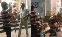 മദ്യപിച്ച് വാഹനമോടിച്ചതിന് പോലീസ് കസ്റ്റഡിയിലെടുത്തു; പാമ്പിനെ കയിൽ ചുറ്റി ഉദ്യോഗസ്ഥർക്ക് നേരെ വീശി ഓട്ടോ ഡ്രൈവരുടെ പരാക്രമം; ചിതറിയോടി പോലീസ്; വൈറലായി വീഡിയോ