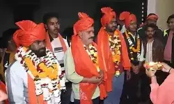 ക്രിസ്മസ് അലങ്കാരങ്ങൾ തകർത്ത കേസിൽ ജാമ്യം ലഭിച്ച ബജ്‌റംഗ് ദൾ പ്രവർത്തകർക്ക് വൻ സ്വീകരണം; മാലയിട്ടും പൂച്ചെണ്ടുകൾ നൽകിയും സ്നേഹ പ്രകടനം; ആഘോഷത്തിൽ തെറ്റില്ലെന്ന് സംഘടന നേതാവ്