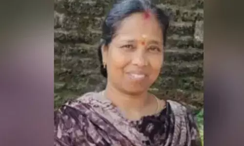 റോഡിലെ കുഴിയില്‍ ചാടിയ ബൈക്ക് നിയന്ത്രണംവിട്ട് മറിഞ്ഞു; മകനൊപ്പം യാത്രചെയ്യവേ അമ്മ റോഡിലേക്ക് തെറിച്ചുവീണ് ദാരുണാന്ത്യം