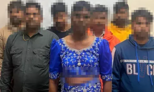 പുതുവത്സര രാവിൽ മരുഭൂമിയിലെ ക്യാമ്പിൽ ഒത്തുകൂടിയ ഒരു കൂട്ടം ഇന്ത്യൻ പൗരന്മാർ; സ്ത്രീ വേഷം കെട്ടിയാടി ആഘോഷം കളറാക്കി; വീഡിയോ പുറത്തായതോടെ അറസ്റ്റ്