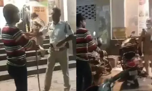 മദ്യപിച്ച് വാഹനമോടിച്ചതിന് പോലീസ് കസ്റ്റഡിയിലെടുത്തു; പാമ്പിനെ കയിൽ ചുറ്റി ഉദ്യോഗസ്ഥർക്ക് നേരെ വീശി ഓട്ടോ ഡ്രൈവരുടെ പരാക്രമം; ചിതറിയോടി പോലീസ്; വൈറലായി വീഡിയോ