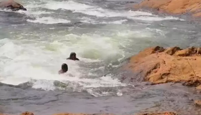 അപകട സൂചന ബോര്ഡുകള് അവഗണിച്ചു; കൊല്ലത്ത് കല്ലടയാറ്റില് കുളിക്കാന് ഇറങ്ങിയ അയ്യപ്പഭക്തര് ഒഴുക്കില്പ്പെട്ടു; പാറക്കെട്ടില് പിടിച്ച് അത്ഭുത രക്ഷപ്പെടല് അപകട സൂചന ബോര്ഡുകള് അവഗണിച്ചു; കൊല്ലത്ത് കല്ലടയാറ്റില് കുളിക്കാന് ഇറങ്ങിയ അയ്യപ്പഭക്തര് ഒഴുക്കില്പ്പെട്ടു; പാറക്കെട്ടില് പിടിച്ച് അത്ഭുത രക്ഷപ്പെടല്