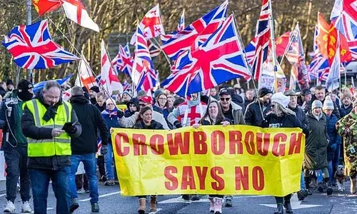 ബ്രിട്ടനില്‍ വീണ്ടും കുടിയേറ്റ വിരുദ്ധ പ്രക്ഷോഭം; കുടിയേറ്റക്കാര്‍ക്കെതിരെ ക്രോബറോയില്‍ ആയിരങ്ങള്‍ തെരുവില്‍