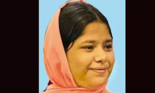 വീട്ടുമുറ്റത്ത് കസേരയിലിരുന്ന് കുടുംബാംഗങ്ങളുമായി സംസാരിച്ചുകൊണ്ടിരിക്കെ കുഴഞ്ഞുവീണു; വഴിക്കടവില്‍ 19 കാരിക്ക് ദാരുണാന്ത്യം; മരണകാരണം അവ്യക്തം