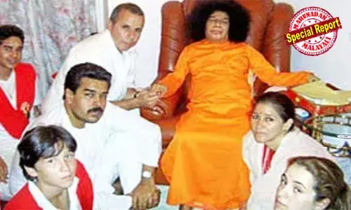 ക്ഷണക്കത്തില്‍ ഓം; ഓഫീസില്‍ ബാബയുടെ ചിത്രം; ബാബയുടെ നിര്യാണത്തില്‍ ഔദ്യോഗിക അനുശോചന പ്രമേയവും ദേശീയ ദുഖാചരണവും; പുട്ടപര്‍ത്തിയില്‍ ഗുരുവിന്റെ സമീപം തറയില്‍ ഇരിക്കുന്ന യുവാവ്; മഡുറോ വെറുമൊരു ഏകാധിപതിയല്ല, കടുത്ത സത്യസായി ഭക്തന്‍; വൈറലായി പഴയ ചിത്രങ്ങള്‍