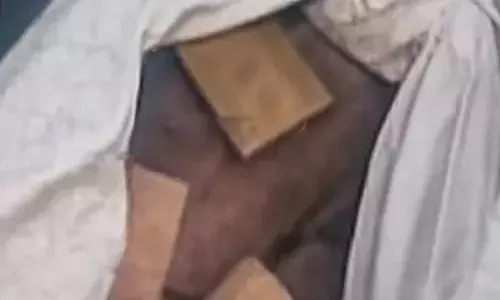 കഷ്ണങ്ങളാക്കി മുറിച്ച നിലയില്‍ കണ്ടെത്തിയത് 90 കിലോ ചന്ദനം; വില്‍പ്പന നടത്താന്‍ പാടില്ലെന്ന് അറിയില്ലായിരുന്നെന്ന് വീട്ടുകാര്‍: കിളിമാനൂരിൽ അറസ്റ്റിലായ സ്ത്രീകളടക്കം മൂന്നു പേരെയും ജാമ്യത്തില്‍ വിട്ടു