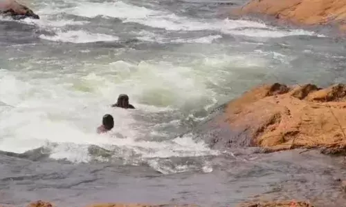 അപകട സൂചന ബോര്‍ഡുകള്‍ അവഗണിച്ചു; കൊല്ലത്ത് കല്ലടയാറ്റില്‍ കുളിക്കാന്‍ ഇറങ്ങിയ അയ്യപ്പഭക്തര്‍ ഒഴുക്കില്‍പ്പെട്ടു;  പാറക്കെട്ടില്‍ പിടിച്ച് അത്ഭുത രക്ഷപ്പെടല്‍