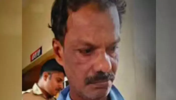 മദ്യത്തിന്റെ പാതി ബോധത്തിൽ കയറി വന്നു; കെട്ടിയിട്ട വളർത്തുനായയെ കണ്ടതും ക്രൂരത; ഇത് ചോദ്യം ചെയ്ത അയൽക്കാരനെയും വിട്ടില്ല; പ്രതിയെ അറസ്റ്റ് ചെയ്ത് പോലീസ് മദ്യത്തിന്റെ പാതി ബോധത്തിൽ കയറി വന്നു; കെട്ടിയിട്ട വളർത്തുനായയെ കണ്ടതും ക്രൂരത; ഇത് ചോദ്യം ചെയ്ത അയൽക്കാരനെയും വിട്ടില്ല; പ്രതിയെ അറസ്റ്റ് ചെയ്ത് പോലീസ്