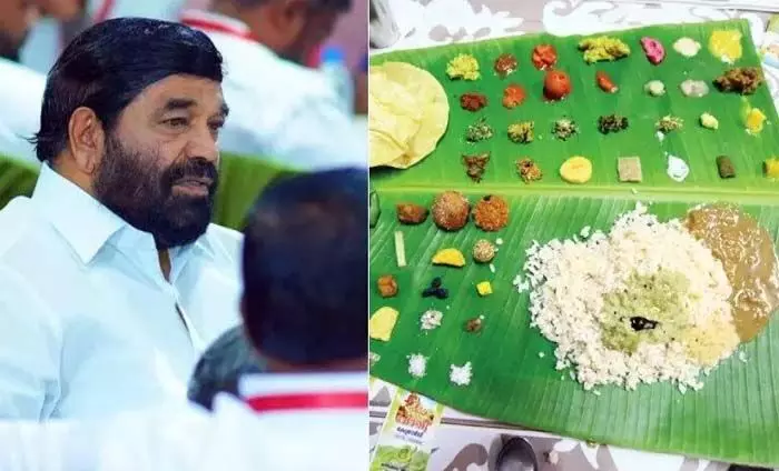 ഭഗവാന് സമര്പ്പിക്കുന്നതിന് മുമ്പ് മന്ത്രിക്ക് വിളമ്പി; ആറന്മുള വള്ളസദ്യയിലെ ആചാരലംഘനത്തിന് പ്രായശ്ചിത്തം ചെയ്യാന് ക്ഷേത്ര ഉപദേശക സമിതിക്ക് തിരുവിതാംകൂര് ദേവസ്വം ബോര്ഡിന്റെ അനുമതി ഭഗവാന് സമര്പ്പിക്കുന്നതിന് മുമ്പ് മന്ത്രിക്ക് വിളമ്പി; ആറന്മുള വള്ളസദ്യയിലെ ആചാരലംഘനത്തിന് പ്രായശ്ചിത്തം ചെയ്യാന് ക്ഷേത്ര ഉപദേശക സമിതിക്ക് തിരുവിതാംകൂര് ദേവസ്വം ബോര്ഡിന്റെ അനുമതി