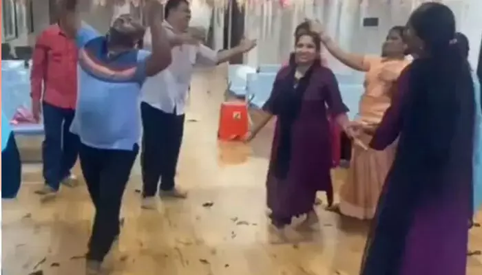 അതിരുവിട്ട് പുതുവത്സരാഘോഷം; ക്ഷേത്രത്തില് പാട്ടുവെച്ച് അശ്ലീലനൃത്തം; വൈറല് ദൃശ്യങ്ങള്ക്ക് പിന്നാലെ ഭക്തരുടെ പ്രതിഷേധം; ആന്ധ്രയില് ക്ഷേത്ര ജീവനക്കാര്ക്കെതിരേ കേസ് അതിരുവിട്ട് പുതുവത്സരാഘോഷം; ക്ഷേത്രത്തില് പാട്ടുവെച്ച് അശ്ലീലനൃത്തം; വൈറല് ദൃശ്യങ്ങള്ക്ക് പിന്നാലെ ഭക്തരുടെ പ്രതിഷേധം; ആന്ധ്രയില് ക്ഷേത്ര ജീവനക്കാര്ക്കെതിരേ കേസ്