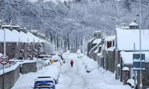 അനേകം വിമാന സര്‍വീസുകള്‍ റദ്ദാക്കി; ട്രെയിനുകള്‍ ഓട്ടം നിര്‍ത്തി; പ്രധാന റോഡുകള്‍ എല്ലാം മഞ്ഞ് നിറഞ്ഞ് തടസ്സപ്പെട്ടു; സ്‌കൂളുകള്‍ക്ക് അവധി പ്രഖ്യാപിച്ച് കുട്ടികളെ വീട്ടിലിരുത്തി; ബ്രിട്ടനില്‍ അതിശൈത്യം
