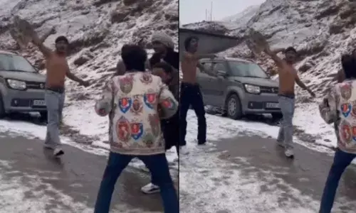 മഞ്ഞുമൂടിയ പ്രദേശത്ത് നിന്ന് ഒരുകൂട്ടം യുവാക്കളുടെ അട്ടഹാസം; ഷർട്ടൂരി കറക്കിയും മദ്യവും ഹുക്കയുമായി മുഴുവൻ ആഘോഷം; മറ്റ് സഞ്ചാരികൾക്ക് ശല്യം ആയപ്പോൾ മുട്ടൻ പണി