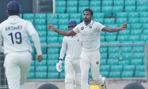 നാലാം ഓവറിൽ സഞ്ജു പുറത്ത്, പിന്നാലെ കൂടാരത്തിലെത്തി രോഹൻ കുന്നുമ്മലും; കേരളത്തിന് മോശം തുടക്കം; വിജയ് ഹസാരെയിൽ പുതുച്ചേരിക്കെതിരെ 248 റൺസ് വിജയലക്ഷ്യം; എം.ഡി. നിധീഷിന് നാല് വിക്കറ്റ്