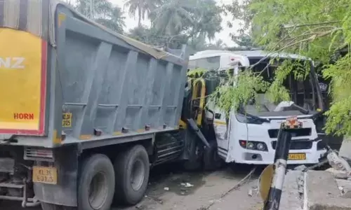 ലോറിയും മിനി ബസും കൂട്ടിയിടിച്ച് അപകടം; മലയ്ക്ക് പോയ അയ്യപ്പ ഭക്തർക്ക് പരിക്കേറ്റു; ആശുപത്രിയിൽ പ്രവേശിപ്പിച്ചു; സംഭവം ഗുരുവായൂരിൽ