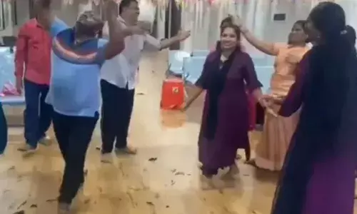 അതിരുവിട്ട് പുതുവത്സരാഘോഷം; ക്ഷേത്രത്തില്‍ പാട്ടുവെച്ച് അശ്ലീലനൃത്തം;  വൈറല്‍ ദൃശ്യങ്ങള്‍ക്ക് പിന്നാലെ ഭക്തരുടെ പ്രതിഷേധം; ആന്ധ്രയില്‍ ക്ഷേത്ര ജീവനക്കാര്‍ക്കെതിരേ കേസ്