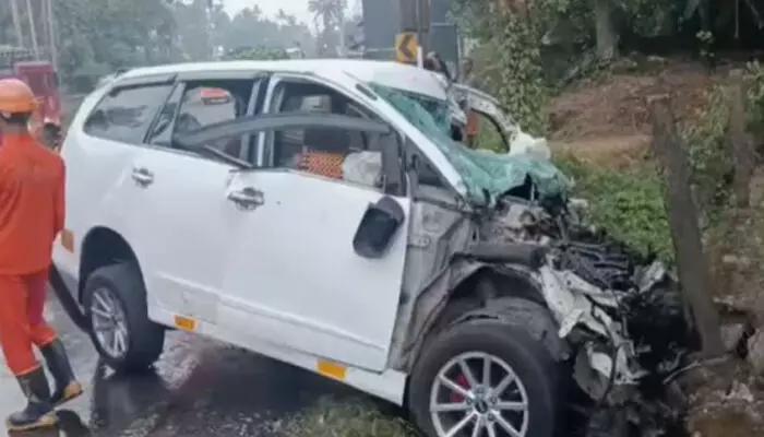 രാവിലെ റോഡിൽ കേട്ടത് കാതടപ്പിക്കുന്ന ശബ്ദം; നാട്ടുകാർ ഓടിയെത്തിയപ്പോൾ ദാരുണ കാഴ്ച; ശബരിമല തീർഥാടകരുടെ കാർ ലോറിയുമായി കൂട്ടിയിടിച്ച് അപകടം; ഒരാൾക്ക് ദാരുണാന്ത്യം രാവിലെ റോഡിൽ കേട്ടത് കാതടപ്പിക്കുന്ന ശബ്ദം; നാട്ടുകാർ ഓടിയെത്തിയപ്പോൾ ദാരുണ കാഴ്ച; ശബരിമല തീർഥാടകരുടെ കാർ ലോറിയുമായി കൂട്ടിയിടിച്ച് അപകടം; ഒരാൾക്ക് ദാരുണാന്ത്യം