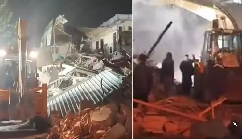 ഡല്ഹിയില് ഒഴിപ്പിക്കല് നടപടിക്കിടെ വന് സംഘര്ഷം; പോലീസിന് നേരെ കല്ലേറ്, കണ്ണീര്വാതകം പ്രയോഗിച്ചു. അഞ്ച് ഉദ്യോഗസ്ഥര്ക്ക് പരിക്ക്; പ്രദേശം പോലീസ് നിയന്ത്രണത്തില്. ഡല്ഹിയില് ഒഴിപ്പിക്കല് നടപടിക്കിടെ വന് സംഘര്ഷം; പോലീസിന് നേരെ കല്ലേറ്, കണ്ണീര്വാതകം പ്രയോഗിച്ചു. അഞ്ച് ഉദ്യോഗസ്ഥര്ക്ക് പരിക്ക്; പ്രദേശം പോലീസ് നിയന്ത്രണത്തില്.