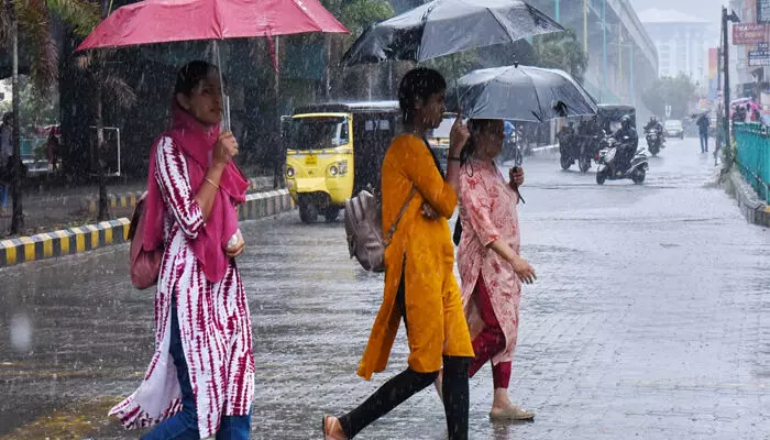 കേരളത്തിൽ മൂന്ന് ദിവസം മാനം ഇരുളും; അടുത്ത 48 മണിക്കൂർ നിർണായകം; ഈ വർഷത്തെ ആദ്യ മഴ ഉടൻ; മുന്നറിയിപ്പ് നൽകി കാലാവസ്ഥ വകുപ്പ് കേരളത്തിൽ മൂന്ന് ദിവസം മാനം ഇരുളും; അടുത്ത 48 മണിക്കൂർ നിർണായകം; ഈ വർഷത്തെ ആദ്യ മഴ ഉടൻ; മുന്നറിയിപ്പ് നൽകി കാലാവസ്ഥ വകുപ്പ്