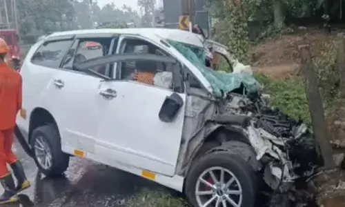 രാവിലെ റോഡിൽ കേട്ടത് കാതടപ്പിക്കുന്ന ശബ്ദം; നാട്ടുകാർ ഓടിയെത്തിയപ്പോൾ ദാരുണ കാഴ്ച; ശബരിമല തീർഥാടകരുടെ കാർ ലോറിയുമായി കൂട്ടിയിടിച്ച് അപകടം; ഒരാൾക്ക് ദാരുണാന്ത്യം