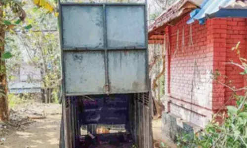 ക്ഷേത്രങ്ങളില് നിത്യം തൊഴാനെത്തുന്ന ഭക്തൻ; ഒടുവിൽ അവന് ഇഷ്ടപ്പെട്ട നെയ്യും ശർക്കരയും വച്ച് കാത്തിരുന്ന് വനം വകുപ്പ്; കരടി ഭീതിയിൽ ഒരു നാട് ക്ഷേത്രങ്ങളില് നിത്യം തൊഴാനെത്തുന്ന ഭക്തൻ; ഒടുവിൽ അവന് ഇഷ്ടപ്പെട്ട നെയ്യും ശർക്കരയും വച്ച് കാത്തിരുന്ന് വനം വകുപ്പ്; കരടി ഭീതിയിൽ ഒരു നാട്