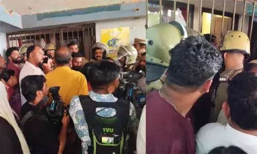 പ്രസവം കഴിഞ്ഞ് 75 ദിവസം, യുവതിയുടെ ശരീരത്തിനുള്ളില്നിന്ന് കോട്ടണ് തുണി പുറത്തുവന്നു സംഭവം; വയനാട് മെഡിക്കല് കോളജില് യൂത്ത് കോണ്ഗ്രസ് പ്രതിഷേധം പ്രസവം കഴിഞ്ഞ് 75 ദിവസം, യുവതിയുടെ ശരീരത്തിനുള്ളില്നിന്ന് കോട്ടണ് തുണി പുറത്തുവന്നു സംഭവം; വയനാട് മെഡിക്കല് കോളജില് യൂത്ത് കോണ്ഗ്രസ് പ്രതിഷേധം