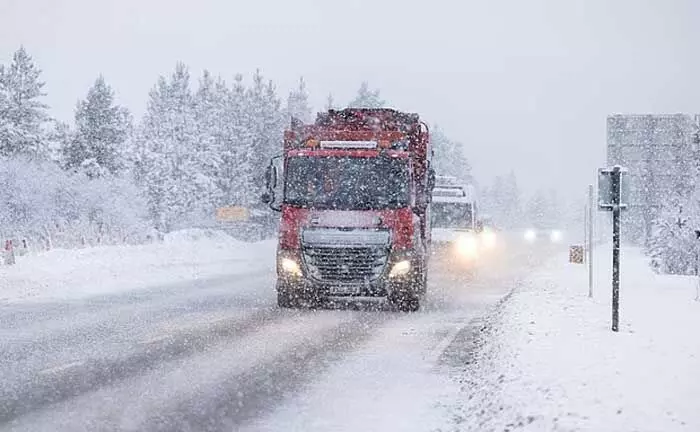 ബസുകളും കാറുകളും പലയിടങ്ങളിലും കൂട്ടിയിടിച്ചു; സ്കൂള് കുട്ടികള് അടക്കമുള്ളവര് അപകടത്തില്; നിരവധി കാല്നടക്കാര്ക്ക് ഐസില് തെന്നി വീണ് പരിക്കേറ്റു; ബ്രിട്ടനില് ഭീകരമായ മഞ്ഞുവീഴ്ച്ച ബസുകളും കാറുകളും പലയിടങ്ങളിലും കൂട്ടിയിടിച്ചു; സ്കൂള് കുട്ടികള് അടക്കമുള്ളവര് അപകടത്തില്; നിരവധി കാല്നടക്കാര്ക്ക് ഐസില് തെന്നി വീണ് പരിക്കേറ്റു; ബ്രിട്ടനില് ഭീകരമായ മഞ്ഞുവീഴ്ച്ച