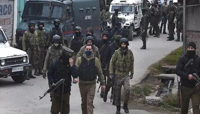 സുരക്ഷാ സേനയുടെ കണ്ണിൽപ്പെട്ടതും വെടിവെയ്പ്പ്; ഉഗ്ര ശബ്ദത്തിൽ നടുങ്ങി പ്രദേശം; പാക്കിസ്ഥാനിൽ നിന്ന് ഭീകരർ നുഴഞ്ഞുകയറിയെന്ന് റിപ്പോർട്ടുകൾ; വനമേഖല വളഞ്ഞ് തിരച്ചിൽ; അതീവ ജാഗ്രത സുരക്ഷാ സേനയുടെ കണ്ണിൽപ്പെട്ടതും വെടിവെയ്പ്പ്; ഉഗ്ര ശബ്ദത്തിൽ നടുങ്ങി പ്രദേശം; പാക്കിസ്ഥാനിൽ നിന്ന് ഭീകരർ നുഴഞ്ഞുകയറിയെന്ന് റിപ്പോർട്ടുകൾ; വനമേഖല വളഞ്ഞ് തിരച്ചിൽ; അതീവ ജാഗ്രത