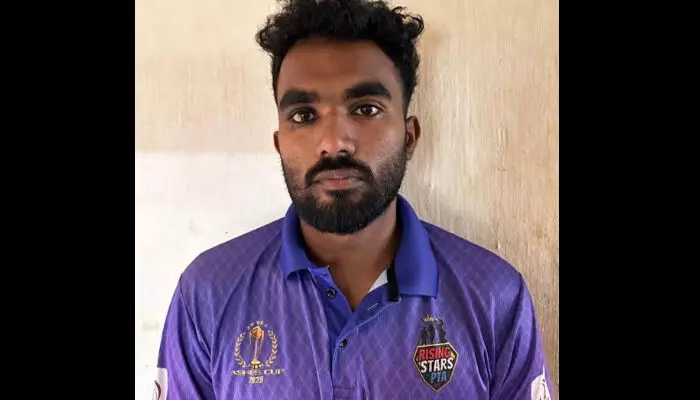 യാത്രക്കാരനെ കാര് തടഞ്ഞു മര്ദിച്ചു: കാര് അടിച്ചു തകര്ത്തു; മൊബൈല് ഫോണ് കവര്ന്നു; നാലംഗസംഘത്തിലെ പ്രധാനിയെ അറസ്റ്റ് ചെയ്ത് അടൂര് പോലീസ് യാത്രക്കാരനെ കാര് തടഞ്ഞു മര്ദിച്ചു: കാര് അടിച്ചു തകര്ത്തു; മൊബൈല് ഫോണ് കവര്ന്നു; നാലംഗസംഘത്തിലെ പ്രധാനിയെ അറസ്റ്റ് ചെയ്ത് അടൂര് പോലീസ്