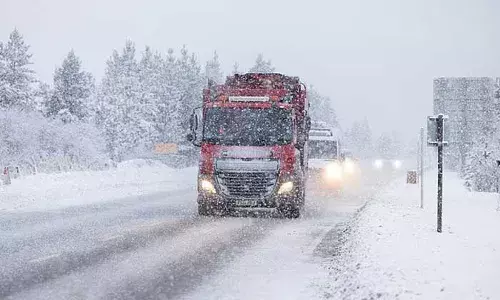 ബസുകളും കാറുകളും പലയിടങ്ങളിലും കൂട്ടിയിടിച്ചു; സ്കൂള് കുട്ടികള് അടക്കമുള്ളവര് അപകടത്തില്; നിരവധി കാല്നടക്കാര്ക്ക് ഐസില് തെന്നി വീണ് പരിക്കേറ്റു; ബ്രിട്ടനില് ഭീകരമായ മഞ്ഞുവീഴ്ച്ച ബസുകളും കാറുകളും പലയിടങ്ങളിലും കൂട്ടിയിടിച്ചു; സ്കൂള് കുട്ടികള് അടക്കമുള്ളവര് അപകടത്തില്; നിരവധി കാല്നടക്കാര്ക്ക് ഐസില് തെന്നി വീണ് പരിക്കേറ്റു; ബ്രിട്ടനില് ഭീകരമായ മഞ്ഞുവീഴ്ച്ച