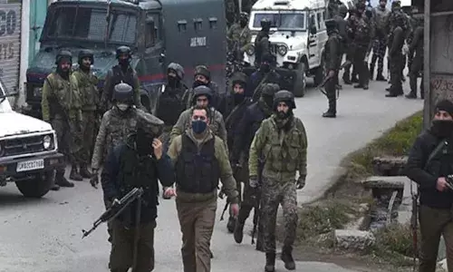 സുരക്ഷാ സേനയുടെ കണ്ണിൽപ്പെട്ടതും വെടിവെയ്പ്പ്; ഉഗ്ര ശബ്ദത്തിൽ നടുങ്ങി പ്രദേശം; പാക്കിസ്ഥാനിൽ നിന്ന് ഭീകരർ നുഴഞ്ഞുകയറിയെന്ന് റിപ്പോർട്ടുകൾ; വനമേഖല വളഞ്ഞ് തിരച്ചിൽ; അതീവ ജാഗ്രത