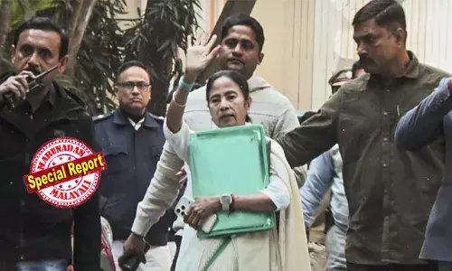 ആ പച്ച ഫയലില് എന്തുരഹസ്യം? ഇഡി റെയ്ഡിനിടെ പിന്വാതിലിലൂടെ കയറി ഫയലുകളുമായി കടന്ന് മമത ബാനര്ജിയുടെ മിന്നല് നീക്കം; തൃണമൂലിന്റെ തിരഞ്ഞെടുപ്പ് തന്ത്രജ്ഞരായ ഐ-പാക്കിന്റെ ഓഫീസുകളിലെ റെയ്ഡിനിടെ ഫയല് കടത്തിയതിന് എതിരെ ഇഡി ഹൈക്കോടതിയിലേക്ക്; ബിജെപി-തൃണമൂല് പോരിന്റെ തീവ്രത കൂട്ടി നാടകീയ സംഭവങ്ങള് ആ പച്ച ഫയലില് എന്തുരഹസ്യം? ഇഡി റെയ്ഡിനിടെ പിന്വാതിലിലൂടെ കയറി ഫയലുകളുമായി കടന്ന് മമത ബാനര്ജിയുടെ മിന്നല് നീക്കം; തൃണമൂലിന്റെ തിരഞ്ഞെടുപ്പ് തന്ത്രജ്ഞരായ ഐ-പാക്കിന്റെ ഓഫീസുകളിലെ റെയ്ഡിനിടെ ഫയല് കടത്തിയതിന് എതിരെ ഇഡി ഹൈക്കോടതിയിലേക്ക്; ബിജെപി-തൃണമൂല് പോരിന്റെ തീവ്രത കൂട്ടി നാടകീയ സംഭവങ്ങള്