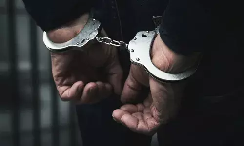 കൂട്ടുകാരന്‍റെ കാറിൽ ഒളിച്ച് അതിർത്തി കടക്കാൻ ശ്രമം; പരിശോധനയിൽ കൈയ്യോടെ പൊക്കി; പ്രതിയുടെ ഹിസ്റ്ററി ചെക്ക് ചെയ്ത പോലീസിന് ഞെട്ടൽ