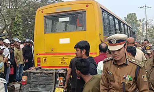 സിഗ്നലിൽ കാത്ത് നിന്ന ഓട്ടോറിക്ഷക്ക് പിന്നിൽ ബസ് ഇടിച്ച് അപകടം; നിലവിളി കേട്ട് ആളുകൾ തടിച്ചുകൂടി; ആർക്കും ഒന്നും ചെയ്യാൻ കഴിയാത്ത അവസ്ഥ; ഡ്രൈവർക്ക് ദാരുണാന്ത്യം