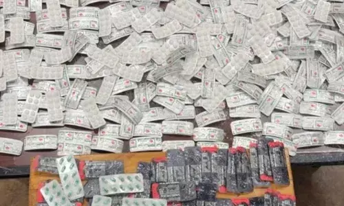 പൗഡർ ഡപ്പികൾക്കുള്ളിൽ ലഹരി ഗുളികകൾ ഒളിപ്പിച്ച് കടത്താൻ ശ്രമം; കുവൈത്ത് വിമാനത്താവളത്തിൽ യാത്രക്കാരി പിടിയിൽ