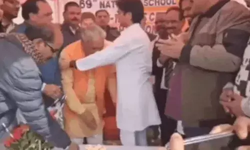 കേന്ദ്രമന്ത്രിയുടെ മകന്റെ കാൽ തൊട്ട് വന്ദിച്ച് മുതിർന്ന ബിജെപി നേതാവ്; അങ്ങനെ ചെയ്യാൻ പാടില്ലെന്ന് ഭരണഘടനയിൽ പറഞ്ഞിട്ടില്ലെന്ന് എം.എൽ.എ ദേവേന്ദ്ര കുമാർ ജെയിൻ