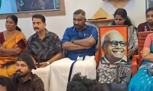 ഗ്രാമപഞ്ചായത്ത് ഓഫിസില്‍ നിന്നും ഇഎംഎസിന്റെ ചിത്രം നീക്കി; പ്രതിഷേധിച്ച് എല്‍ഡിഎഫ് അംഗങ്ങള്‍