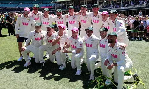 ഇംഗ്ലീഷ് ടീം മദ്യപിച്ച് ലക്കുകെട്ടു; ഓസീസ് ടീം ഖവാജയ്ക്ക് വേണ്ടി മദ്യം വേണ്ടെന്ന് വെച്ചു! ഉസ്മാന്‍ ഖവാജക്ക് വേണ്ടി ഷാംപെയ്ന്‍ ഇല്ലാതെ ആഷസ് വിജയം ആഘോഷിച്ച് ഓസ്‌ട്രേലിയ; ലോക ക്രിക്കറ്റിലെ അപൂര്‍വ്വ കാഴ്ച; ഓസിസ് താരത്തിന് ഗംഭീര യാത്രയയപ്പ്!