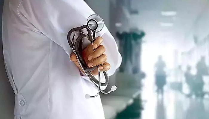 മെഡിക്കല് കോളേജ് ഡോക്ടര്മാര് 13 മുതല് അനിശ്ചിതകാല സമരത്തിലേക്ക്; അടിയന്തിര ചികിത്സകള്ക്ക് ഹാജരാകുമെന്നും അറിയിപ്പ് മെഡിക്കല് കോളേജ് ഡോക്ടര്മാര് 13 മുതല് അനിശ്ചിതകാല സമരത്തിലേക്ക്; അടിയന്തിര ചികിത്സകള്ക്ക് ഹാജരാകുമെന്നും അറിയിപ്പ്