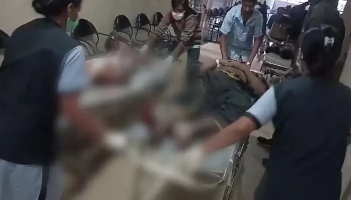 ബെംഗളൂരുവില് ശബരിമല ദര്ശനം കഴിഞ്ഞ് മടങ്ങിയ തീര്ത്ഥാടകരുടെ വാഹനം അപകടത്തില്പ്പെട്ടു; ഏഴു വയസുകാരി ഉള്പ്പെടെ നാലു പേര് മരിച്ചു ബെംഗളൂരുവില് ശബരിമല ദര്ശനം കഴിഞ്ഞ് മടങ്ങിയ തീര്ത്ഥാടകരുടെ വാഹനം അപകടത്തില്പ്പെട്ടു; ഏഴു വയസുകാരി ഉള്പ്പെടെ നാലു പേര് മരിച്ചു