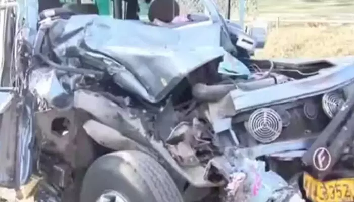 അയ്യപ്പ ഭക്തർ സഞ്ചരിച്ച ക്രൂയിസർ വണ്ടി നിർത്തിയിട്ടിരുന്ന ലോറിയിലിടിച്ച് അപകടം; ഉഗ്ര ശബ്ദം കേട്ട് നാട്ടുകാർ ഓടിയെത്തി; ഒരു കുട്ടി ഉൾപ്പെടെ നാല് പേർക്ക് ദാരുണാന്ത്യം; നിരവധി പേർക്ക് പരിക്ക് അയ്യപ്പ ഭക്തർ സഞ്ചരിച്ച ക്രൂയിസർ വണ്ടി നിർത്തിയിട്ടിരുന്ന ലോറിയിലിടിച്ച് അപകടം; ഉഗ്ര ശബ്ദം കേട്ട് നാട്ടുകാർ ഓടിയെത്തി; ഒരു കുട്ടി ഉൾപ്പെടെ നാല് പേർക്ക് ദാരുണാന്ത്യം; നിരവധി പേർക്ക് പരിക്ക്