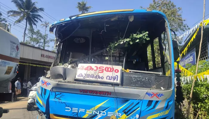 സ്വകാര്യ ബസും ടോറസും കൂട്ടിയിടിച്ച് അപകടം; ബസ് ഡ്രൈവറടക്കം ഒമ്പത് പേര്ക്ക് പരിക്ക്; സംഭവം ആലപ്പുഴയിൽ സ്വകാര്യ ബസും ടോറസും കൂട്ടിയിടിച്ച് അപകടം; ബസ് ഡ്രൈവറടക്കം ഒമ്പത് പേര്ക്ക് പരിക്ക്; സംഭവം ആലപ്പുഴയിൽ