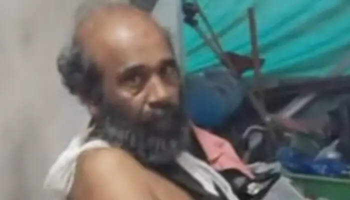 ബന്ധുവായ പെണ്കുട്ടിയെ ശല്യം ചെയ്തു; ചോദ്യം ചെയ്ത യുവാവിന്റെ അച്ഛനെ വീട് കയറി വെട്ടി വെട്ടിപ്പരിക്കേൽപ്പിച്ചു; ഓട്ടോയും ബൈക്കുകളും അടിച്ചുതകർത്തു; കേസെടുത്ത് പോലീസ് ബന്ധുവായ പെണ്കുട്ടിയെ ശല്യം ചെയ്തു; ചോദ്യം ചെയ്ത യുവാവിന്റെ അച്ഛനെ വീട് കയറി വെട്ടി വെട്ടിപ്പരിക്കേൽപ്പിച്ചു; ഓട്ടോയും ബൈക്കുകളും അടിച്ചുതകർത്തു; കേസെടുത്ത് പോലീസ്