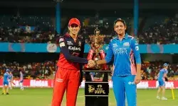 വനിതാ പ്രീമിയർ ലീഗ്; ടോസ് സ്മൃതി മന്ദാനയ്ക്ക്; ഉദ്ഘാടന മത്സരത്തിൽ മുംബൈ ഇന്ത്യൻസിനെ ബാറ്റിംഗിനയച്ച് ബെംഗളൂരു ക്യാപ്റ്റൻ; ഹെയ്‌ലി മാത്യൂസ് കളിക്കില്ല