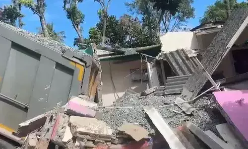 കുത്തുകയറ്റം കയറവെ ഭാരത് ബെൻസിന്റെ നിയന്ത്രണം ആകെ നഷ്ടപ്പെട്ടു; വീടിന് മുകളിലേക്ക് ടോറസ് ലോറി മറിഞ്ഞ് വീണ് അപകടം; കുടുംബം രക്ഷപ്പെട്ടത് ഭാഗ്യം കൊണ്ട് മാത്രം; സംഭവം നെടുങ്കണ്ടത്ത്